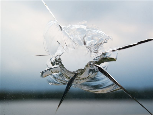 5 Crazy Ways That Car Owners Destroy Their Windshields | Centennial Glass