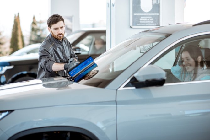 Should You Use a Gas Station Squeegee on Your Windshield? | Centennial ...